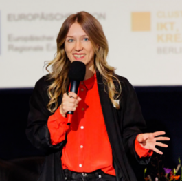 Lilli Berger pitcht den ersten virtuellen Erinnerungsraum auf der media tech conference in Potsdam mth Lilli Berger Founder of VYVYT und farvel dem ersten virutellen 3D Erinnerungsraum