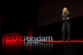 Lilli Berger beim Ted Talk TedxPotsdam auf dem roten Teppich Lilli Berger Founder of VYVYT und farvel dem ersten virutellen 3D Erinnerungsraum