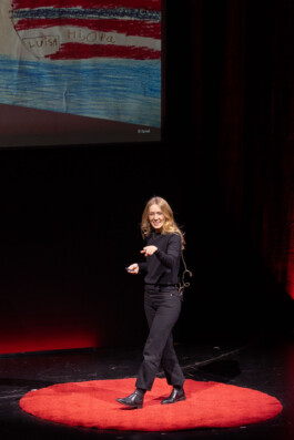 Lili Berger während ihres Talks auf der TedTalk Bühne in Potsdam Lilli Berger Founder of VYVYT und farvel dem ersten virutellen 3D Erinnerungsraum
