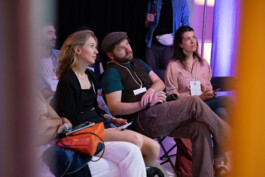 Lilli Berger und Anton Krause im Publikum auf der republica Lilli Berger Founder of VYVYT und farvel dem ersten virutellen 3D Erinnerungsraum