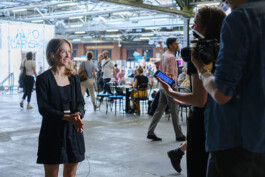 Lilli Berger gibt ein Inverview vor laufender Kamera Lilli Berger Founder of VYVYT und farvel dem ersten virutellen 3D Erinnerungsraum