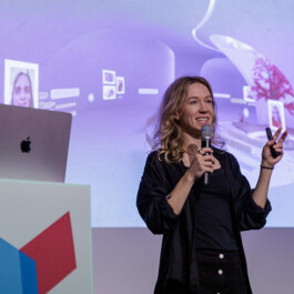 Lilli Berger spricht auf der Bühne über AI Chatbots mit Verstrobenen Lilli Berger Founder of VYVYT und farvel dem ersten virutellen 3D Erinnerungsraum