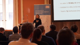 Lilli Berger im roten Rathaus beim Berlin Startup Pitch 2025 Lilli Berger Founder of VYVYT und farvel dem ersten virutellen 3D Erinnerungsraum