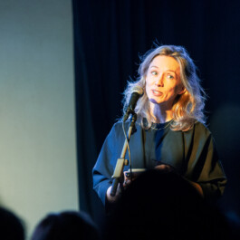 Lilli Berger steht vor einem Mikrophon und spricht über die Zukunft der Erinnerungskultur Lilli Berger Founder of VYVYT und farvel dem ersten virutellen 3D Erinnerungsraum