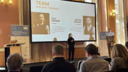 Lilli Berger und Antonkrause beim Berlin Startup Pitch 2025 im roten Rathaus Lilli Berger Founder of VYVYT und farvel dem ersten virutellen 3D Erinnerungsraum