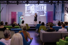 Lilli Berger spricht bei Creative Mornings über KI Basierte Chatbots mit Verstorbenen Lilli Berger Founder of VYVYT und farvel dem ersten virutellen 3D Erinnerungsraum