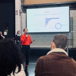 Lilli Berger spricht über den Bestattungsmarkt und ihr Unternehmen VYVYT Innovations GmbH auf der DeGut Lilli Berger Founder of VYVYT und farvel dem ersten virutellen 3D Erinnerungsraum