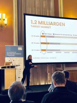 Lilli Berger beim Berlin Startup Pitch 2025 Lilli Berger Founder of VYVYT und farvel dem ersten virutellen 3D Erinnerungsraum