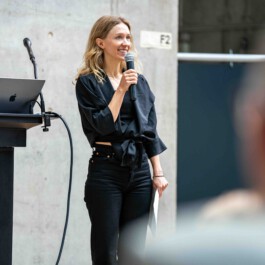 Lilli Berger spricht auf der ICSB Conference in Berlin Lilli Berger Founder of VYVYT und farvel dem ersten virutellen 3D Erinnerungsraum