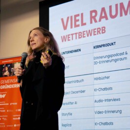 Lilli Berger pitcht beim Female StartAperitivo Berlin Lilli Berger Founder of VYVYT und farvel dem ersten virutellen 3D Erinnerungsraum