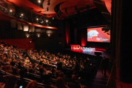 Das Publikum des Tedtalks im Hans Otto Theater Lilli Berger Founder of VYVYT und farvel dem ersten virutellen 3D Erinnerungsraum